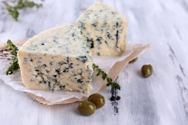 lezzetli mavi peynir ile kekik ve zeytin ahşap tablo