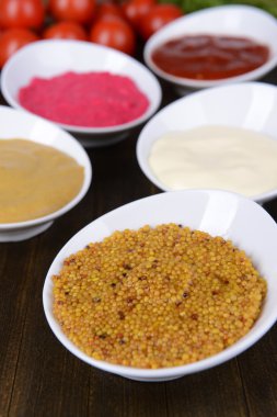 Tablo yakın çekim üzerinde çeşitli soslar