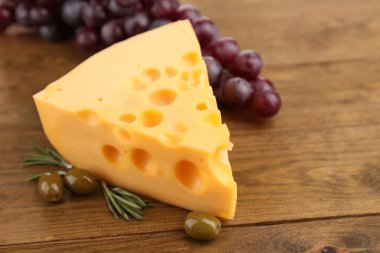 ahşap zemin üzerine yeşil zeytin peynir parçası