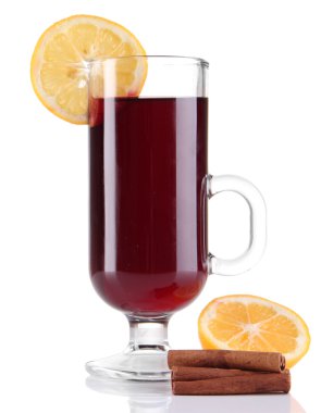 limon ve baharat üzerine beyaz izole mulled şarap