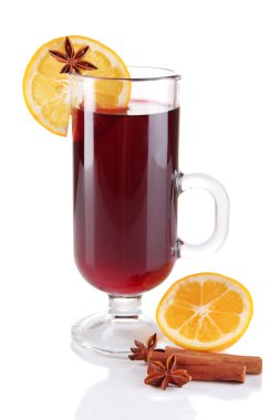 limon ve baharat üzerine beyaz izole mulled şarap