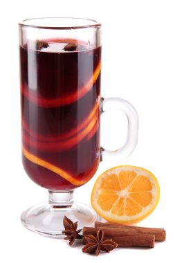 limon ve baharat üzerine beyaz izole mulled şarap
