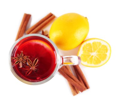 limon ve baharat üzerine beyaz izole mulled şarap