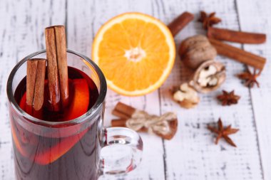 portakal ve baharatlar ahşap zemin üzerinde mulled şarap