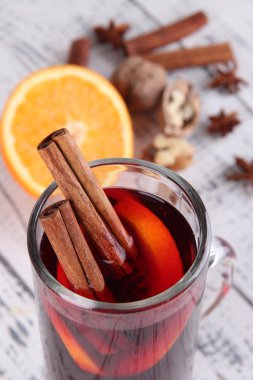 portakal ve baharatlar ahşap zemin üzerinde mulled şarap