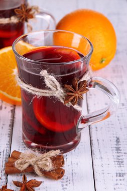 portakal ve baharatlar ahşap zemin üzerinde mulled şarap
