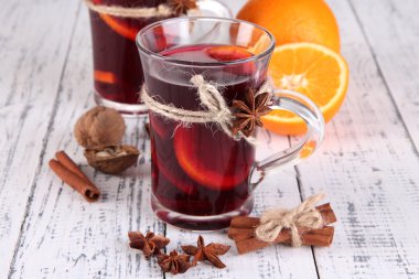 portakal ve baharatlar ahşap zemin üzerinde mulled şarap