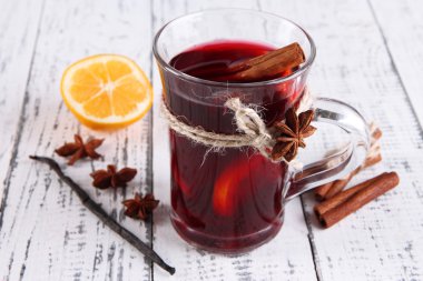 limon ve baharatlar ahşap zemin üzerinde mulled şarap