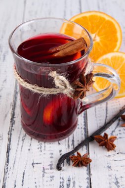 portakal ve baharatlar ahşap zemin üzerinde mulled şarap