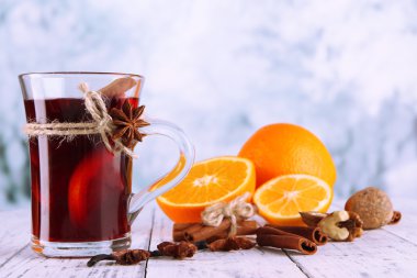 Baharatlı ve portakallı sıcak şarap parlak arka planda.