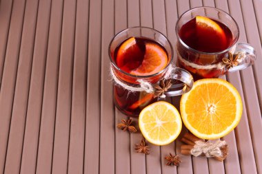 portakal ve baharatlar ahşap zemin üzerinde mulled şarap