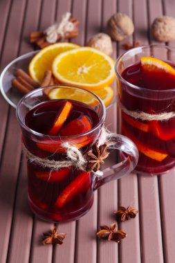 portakal ve baharatlar ahşap zemin üzerinde mulled şarap