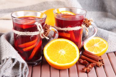 portakal ve baharat tablo kumaş arka plan üzerinde mulled şarap
