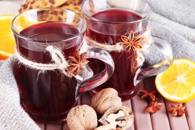 limon ve kumaş arka masada fındık mulled şarap