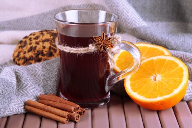 portakal ve baharat tablo kumaş arka plan üzerinde mulled şarap