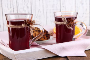 ahşap zemin üzerine masada kurabiye ile mulled şarap