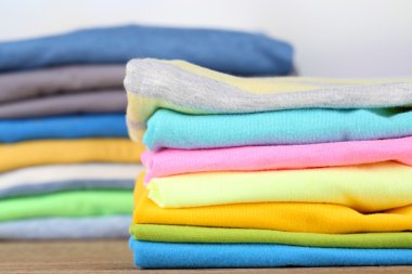 ışık arka plan üzerinde renkli elbise yığını