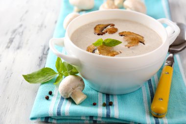 peçeteye ahşap arka plan üzerinde beyaz tencerede mantar çorbası