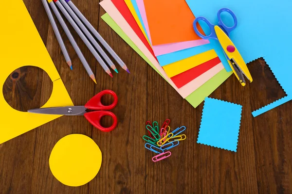 Cartão colorido e tesoura na mesa close-up — Fotografia de Stock