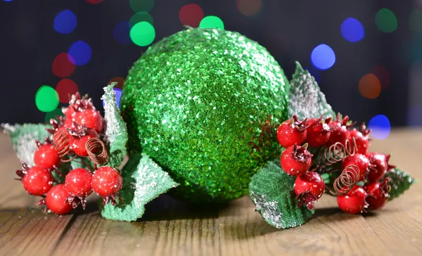 Composición de las decoraciones navideñas en la mesa sobre fondo brillante —  Fotos de Stock