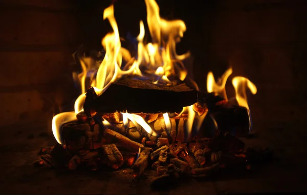 Feuer im Kamin, Nahaufnahme — Stockfoto