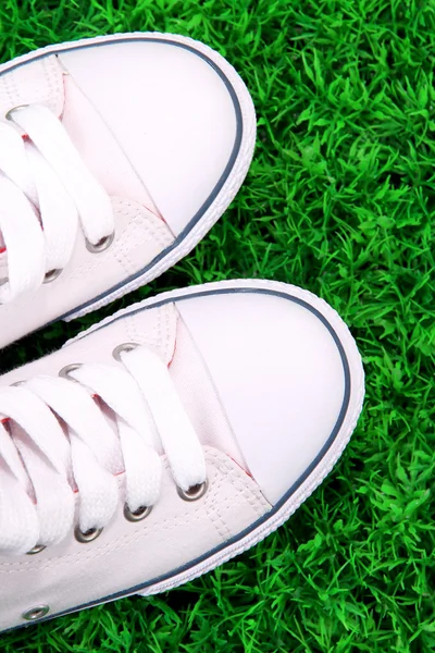 Belle scarpe da ginnastica su sfondo erba verde — Foto Stock