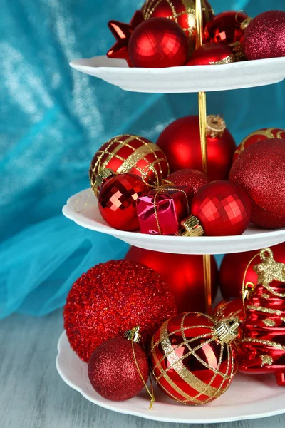Decorazioni natalizie su supporto da dessert, su sfondo a colori — Foto Stock