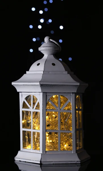 Dekorativní svítící lucerny v noci — Stock fotografie