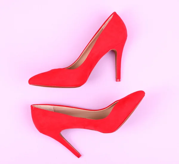 Beautiful red female shoes, on purple background — Stock Photo, Image