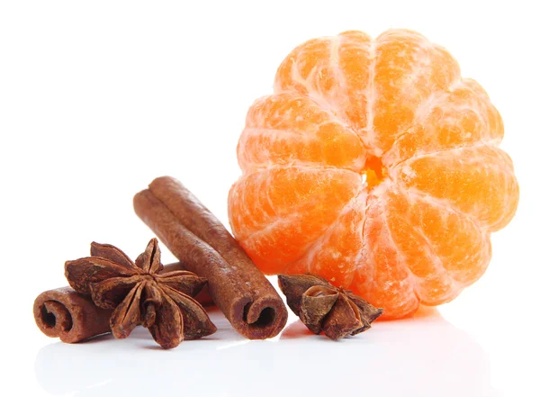 成熟的甜橘和香料，孤立的白色衬底上 — 图库照片