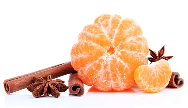 Zralé sladké mandarinky a koření, izolované na bílém — Stock fotografie