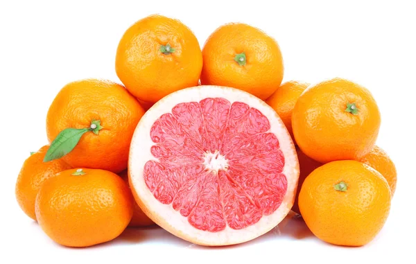 Mandarini dolci maturi e pompelmo, isolati su bianco — Foto Stock