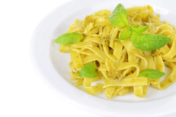 Massa deliciosa com pesto no prato close-up — Fotografia de Stock