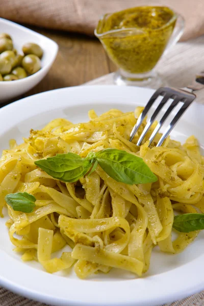 Leckere Pasta mit Pesto auf dem Teller aus nächster Nähe — Stockfoto