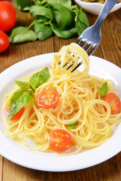 Deliziosi spaghetti con pomodori sul piatto primo piano — Foto Stock