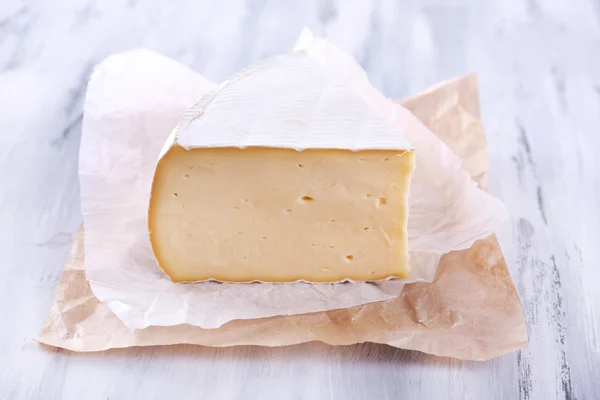 Sabroso queso Camembert con tomillo, sobre mesa de madera —  Fotos de Stock