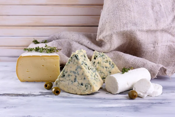 Verschiedene leckere Käsesorten, auf Holztisch — Stockfoto