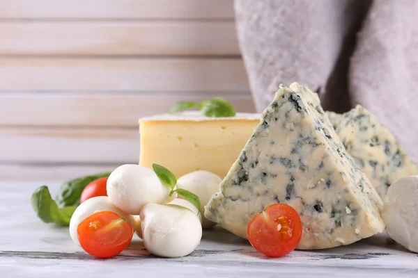 Различные вкусный сыр, на деревянном столе — стоковое фото