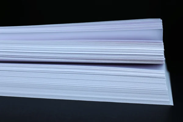 White paper on black background close-up — Stock Photo, Image