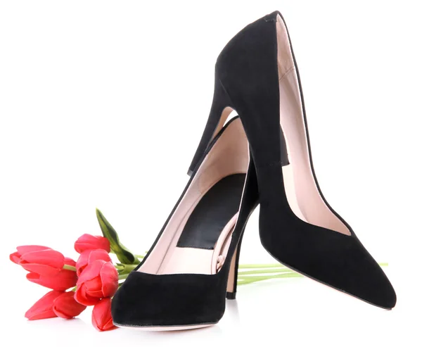 Черные женские туфли и цветы, изолированные на белом — стоковое фото