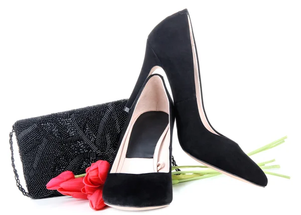 Sapatos femininos pretos bonitos, bolsa e flores, isolados em branco — Fotografia de Stock