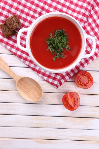 Sabrosa sopa de tomate sobre mesa de madera —  Fotos de Stock