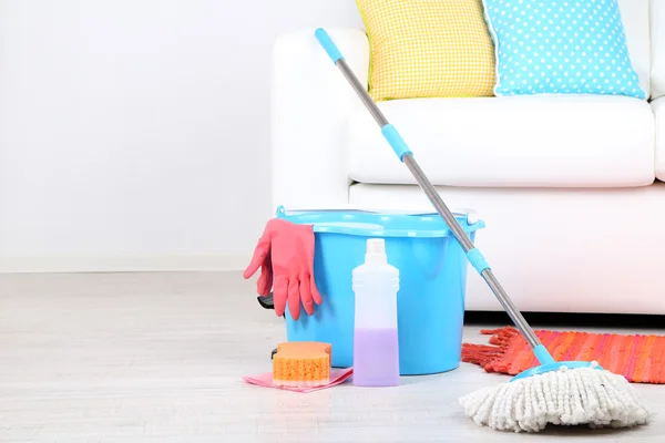 Podłogowe mop i wiadro do mycia w pokoju — Zdjęcie stockowe