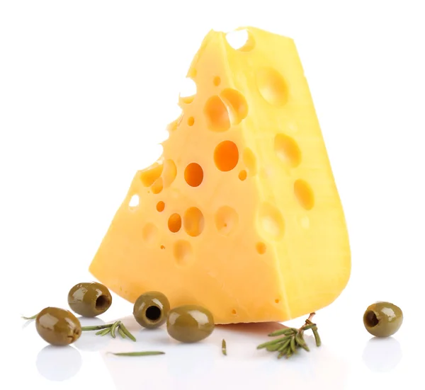 Pedaço de queijo com azeitonas verdes, isolado sobre branco — Fotografia de Stock