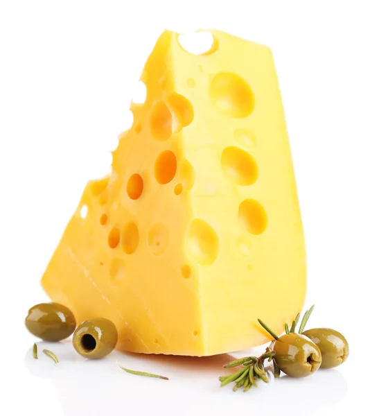 Stuk kaas met groene olijven, geïsoleerd op wit — Stockfoto