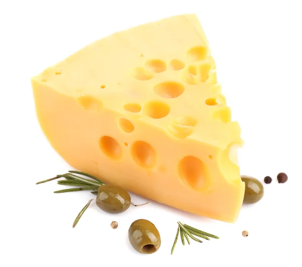 Morceau de fromage aux olives vertes, isolé sur blanc — Photo