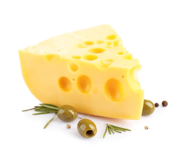 Pezzo di formaggio con olive verdi, isolato su bianco — Zdjęcie stockowe