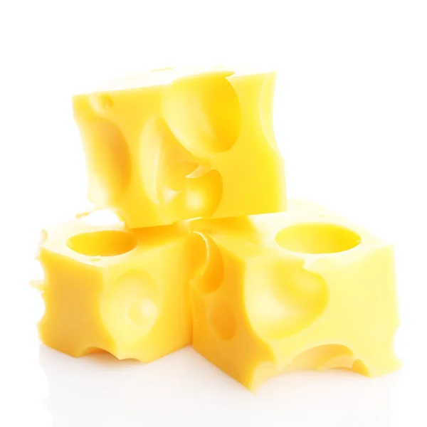 Pedaços de queijo, isolados sobre branco — Fotografia de Stock