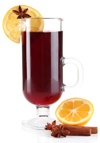 Limon ve baharat üzerine beyaz izole mulled şarap — Stok fotoğraf