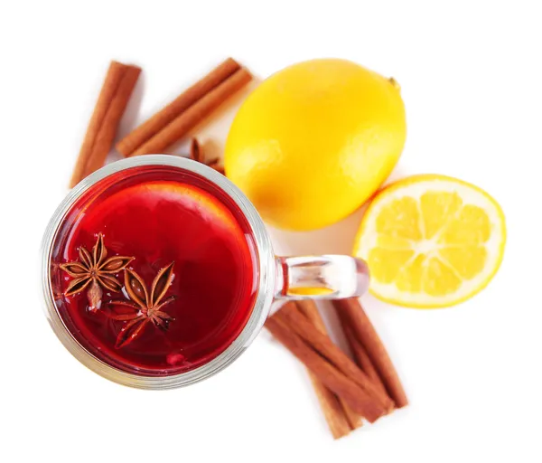 Glühwein mit Zitrone und Gewürzen isoliert auf weiß — Stockfoto